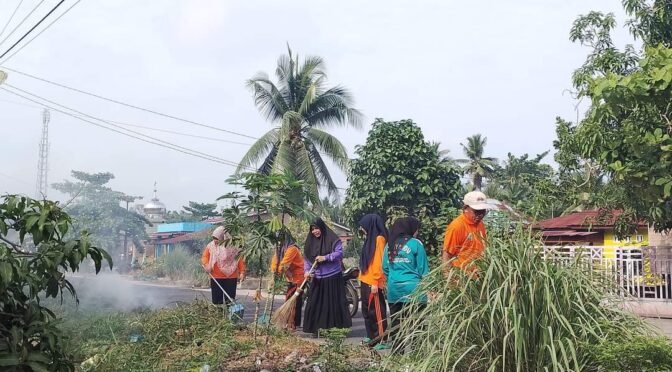Kegiatan Bersih-Bersih Rutin Jumat di Desa Pahang, Faisal Amd: Kampung Bersih Hidup Sehat, Silahturahmi Tambah Erat