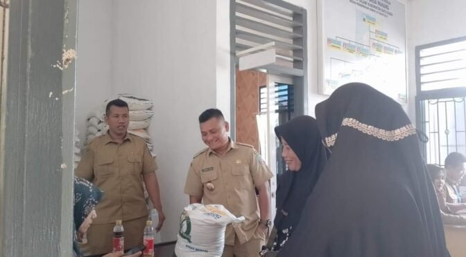 Memudahkan Masyarakat,Pemberian Beras Langsung di Kantor Desa Pahang