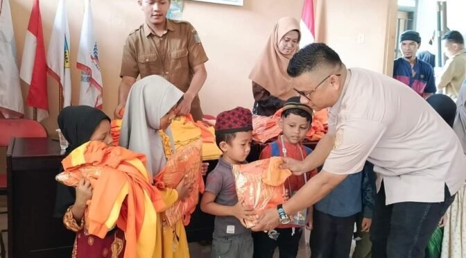 Peningkatan Semangat Belajar Anak TK PKK Desa Pahang dengan Pemberian Seragam Baru