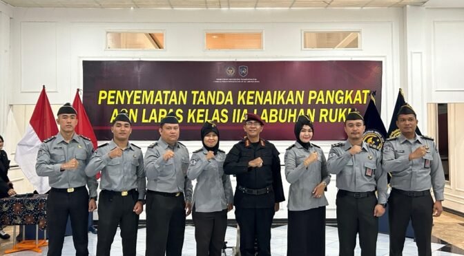 Sematkan Tanda Kenaikan Pangkat Kepada 7 Pegawai, Kalapas : Jadikan Motivasi dan Terus Tingkatkan Kinerja serta Pelayanan.