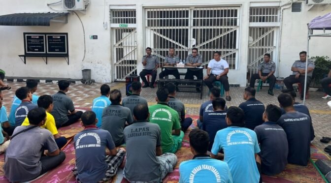 Kalapas Labuhan Ruku Beri Pengarahan kepada Tamping Bidang Makanan: Jaga Kebersihan dan Kualitas Makanan.