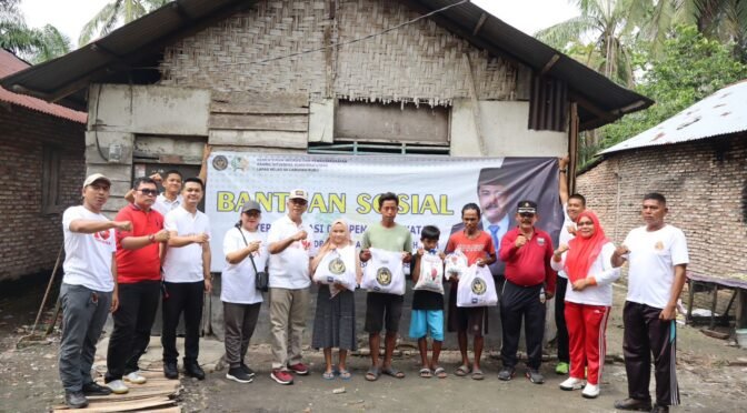 Wujudkan Semangat Kemerdekaan, Lapas Labuhan Ruku Bagikan Puluhan Paket Sembako untuk Warga