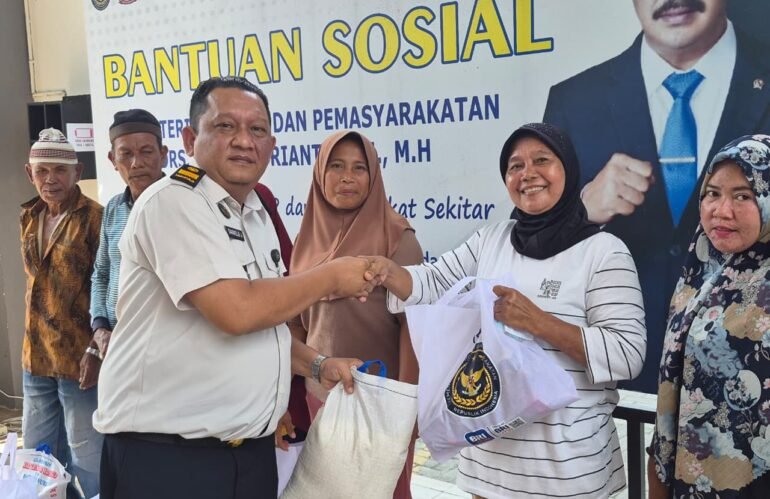 Wujud Kepedulian Sosial, Lapas Labuhan Ruku Berikan Bansos kepada Masyarakat