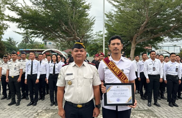 Kalapas Labuhan Ruku Apresiasi Kinerja Pegawai Teladan, Rifandi Terima Penghargaan Periode Januari