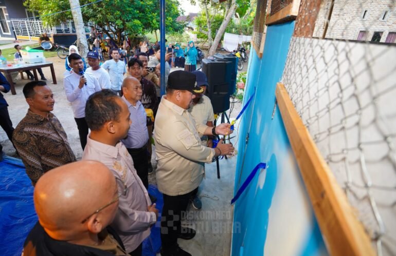 *Dorong Penguatan Ekonomi Melalui UMKM, Bupati Baharuddin Resmikan UMKM Bahagia Tempe*