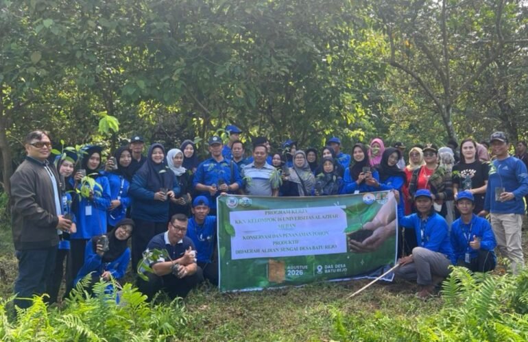 Aksi Nyata Universitas Al-Azhar Medan! Rektor Pimpin Penanaman 300 Pohon di Bantaran Sungai Batu Rejo